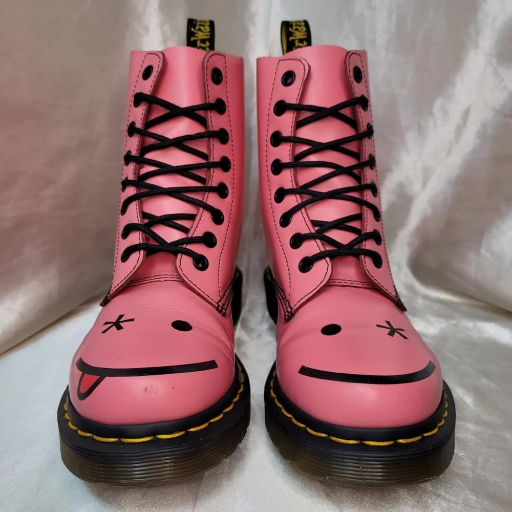 Dr. Martens Hincky smiley face boots in Acid Pink - Picture 2 of 8